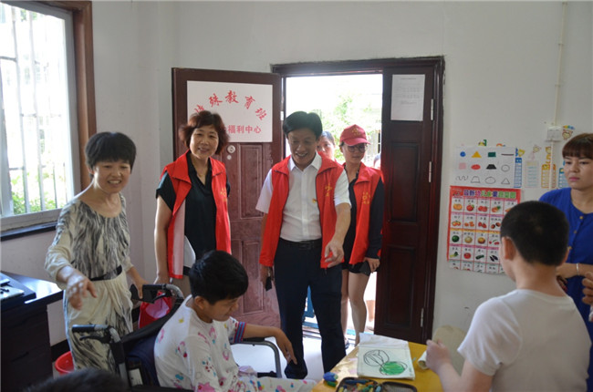 城投集團(tuán)開(kāi)展“傳承紅色基因，敬老愛(ài)幼先行” 現(xiàn)場(chǎng)獻(xiàn)愛(ài)心活動(dòng)