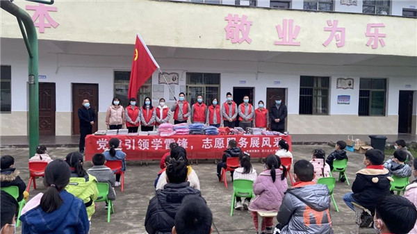 市城投集團(tuán)開(kāi)展“黨建引領(lǐng)學(xué)雷鋒，志愿服務(wù)展風(fēng)采”送溫暖活動(dòng)
