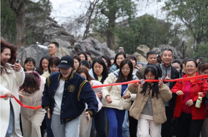 市城投集團開展“團結(jié)一心 拼搏進取 奮戰(zhàn)2025”迎新年登山、健步走活動